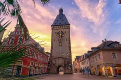 altpoertel_mit_palme_postplatz_adobestock_208522011.jpeg